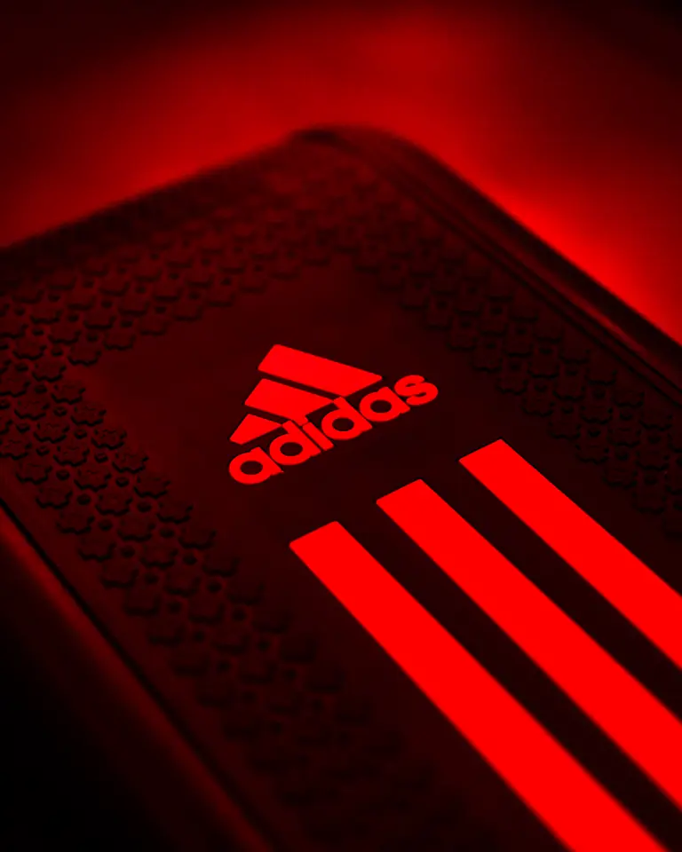 Step adidas bajo luz roja