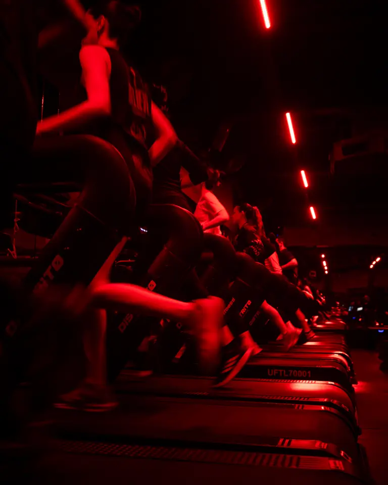 Fila de personas corriendo en caminadoras en PowerLab