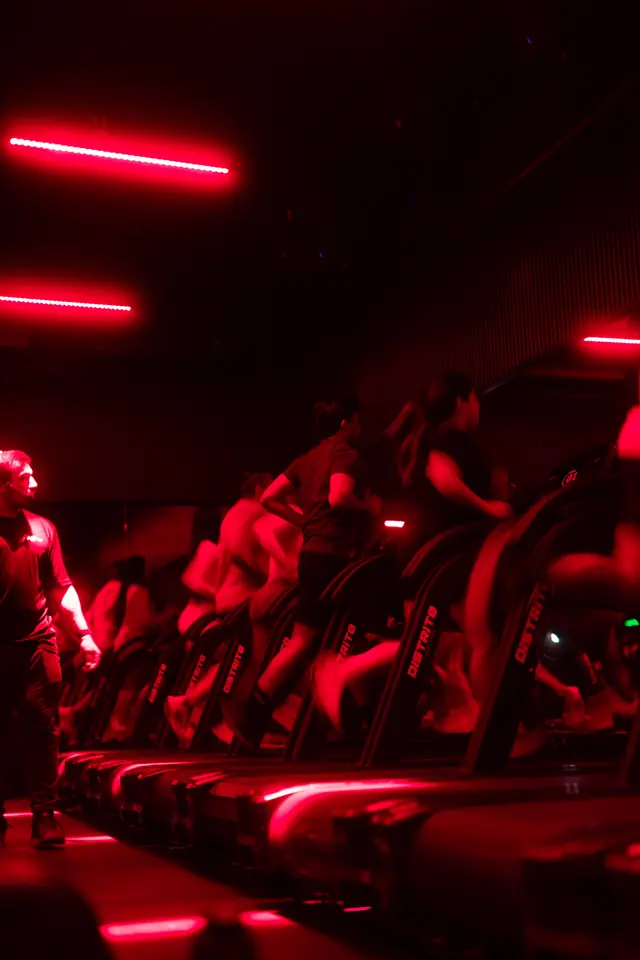 Tres mujeres en caminadoras durante una clase PowerLab