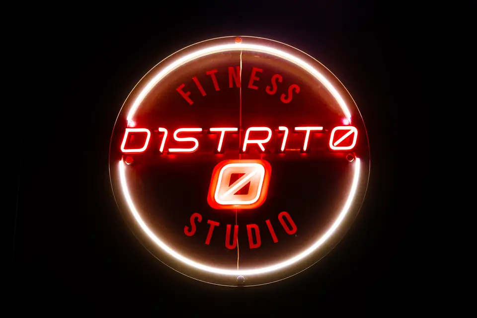 Letrero de neón circular de Distrito Fitness Studio